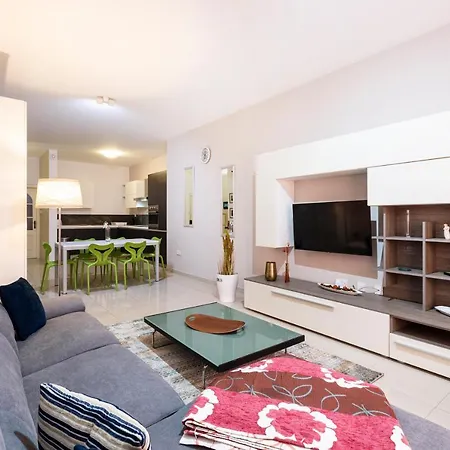 Designer, Fully Equipped Apt, Just Off Tower Road By 360 Estates