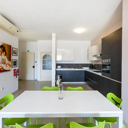 Designer, Fully Equipped Apt, Just Off Tower Road By 360 Estates *