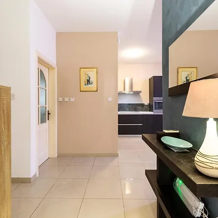Designer, Fully Equipped Apt, Just Off Tower Road By 360 Estates Lägenhet