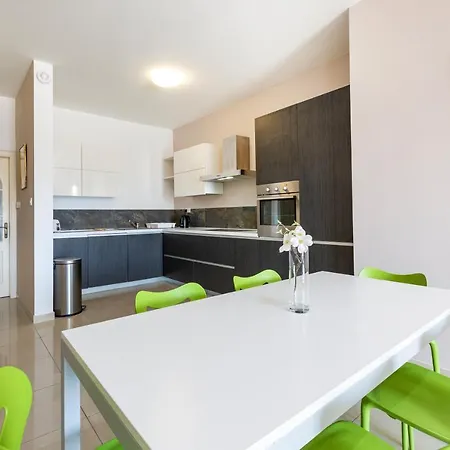 Apartment Designer, Fully Equipped Apt, Just Off Tower Road By 360 Estates *