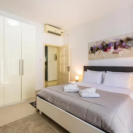 Designer, Fully Equipped Apt, Just Off Tower Road By 360 Estates Apartment