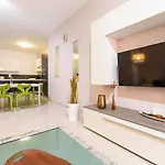 Designer, Fully Equipped Apt, Just Off Tower Road By 360 Estates