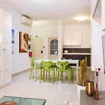 Appartement Designer, Fully Equipped Apt, Just Off Tower Road By 360 Estates *