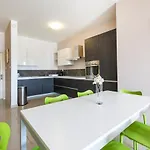 Appartement Designer, Fully Equipped Apt, Just Off Tower Road By 360 Estates *
