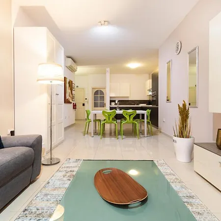 Апартаменты Designer, Fully Equipped Apt, Just Off Tower Road By 360 Estates Слима
