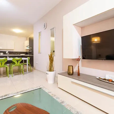 Designer, Fully Equipped Apt, Just Off Tower Road By 360 Estates