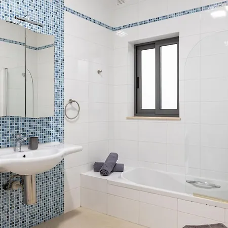 Designer, Fully Equipped Apt, Just Off Tower Road By 360 Estates Слима