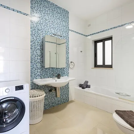 Designer, Fully Equipped Apt, Just Off Tower Road By 360 Estates Слима